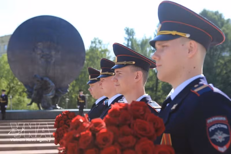 Des représentants de la Direction générale des Affaires intérieures de Moscou déposent des fleurs en hommage au Président Hô Chi Minh. Photo : VNA.