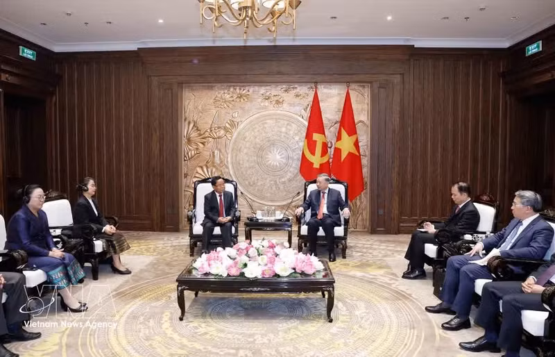 Le secrétaire général du PCV et président de la République, To Lam, reçoit Khamphan Phommathat, membre du Bureau politique du Parti populaire révolutionnaire lao (PPRL), vice-Premier ministre et ministre lao de la Justice. Photo : VNA.