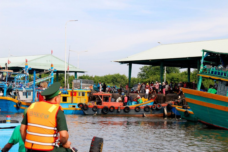 Les forces compétentes patrouillent les bateaux de pêche au port de Phu Hai, province de Lam Dong. Photo : VNA.