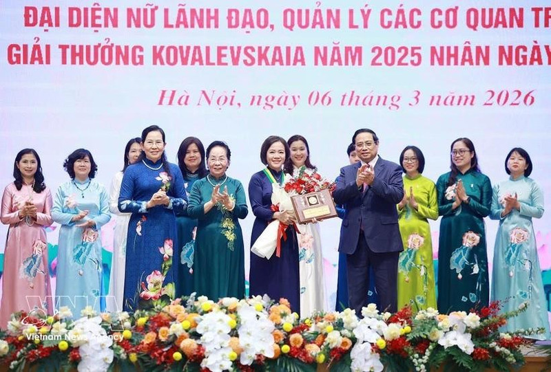 Le PM Pham Minh Chinh remet le remis le prix Kovalevskaïa 2025 à la professeure-Docteure Tran Thi Viet Nga. Photo : VNA.