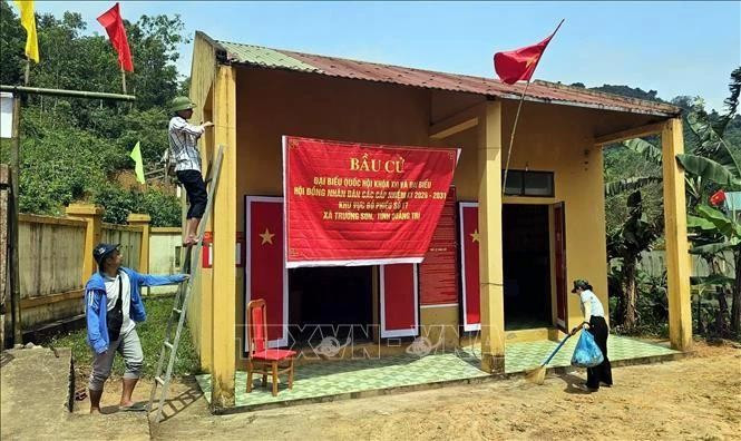 Des habitants de l’ethnie Bru-Van Kieu du village de Nuoc Dang décorent le bureau de vote afin de se préparer au scrutin anticipé prévu le 8 mars. Photo : VNA.