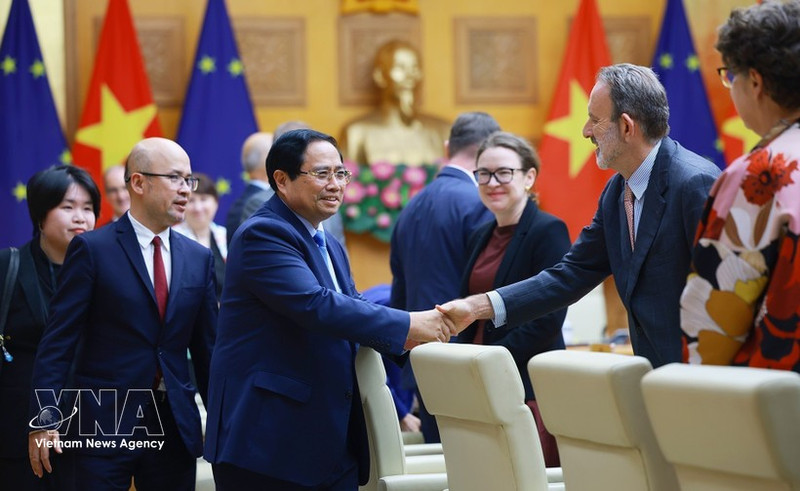 Le Premier ministre Pham Minh Chinh reçoit les ambassadeurs et chargés d’affaires de l’UE au Vietnam. Photo : VNA.
