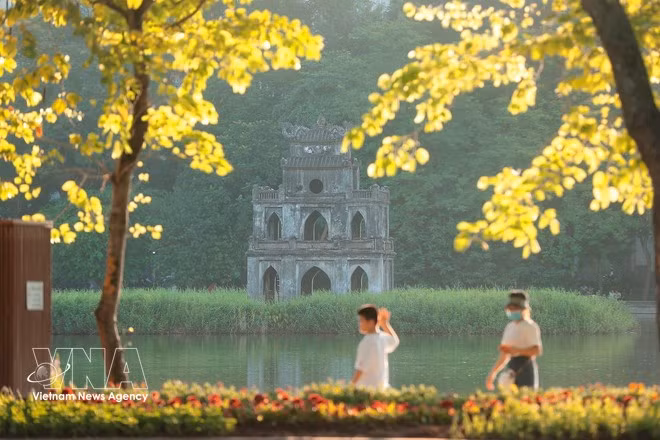 Un doux après-midi d'automne romantique à Hanoï. Photo : VNA.