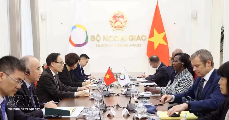 Entretien entre le ministre des AE Le Hoai Trung et la secrétaire générale de la Francophonie Louise Mushikiwabo. Photo : VNA.