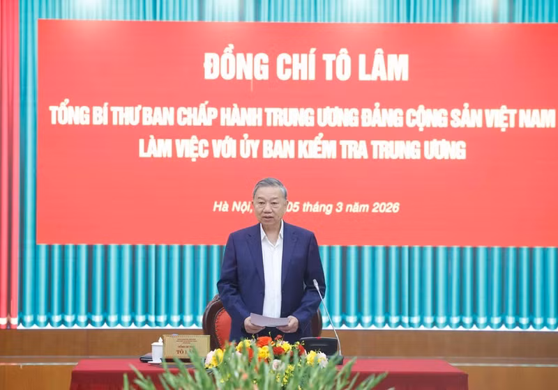 Le secrétaire général To Lam s’adresse à la réunion avec la Commission d’inspection du Comité central du Parti, à Hanoi, le 5 mars. Photo : VNA.