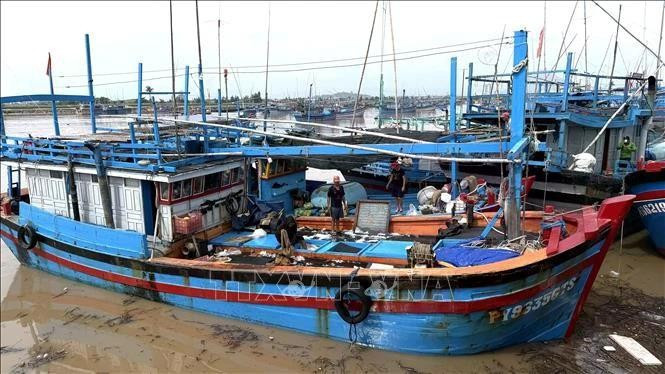 Des pêcheurs du port de Dong Tac (quartier de Phu Yen, province de Dak Lak) se préparent à prendre la mer. Photo : VNA.