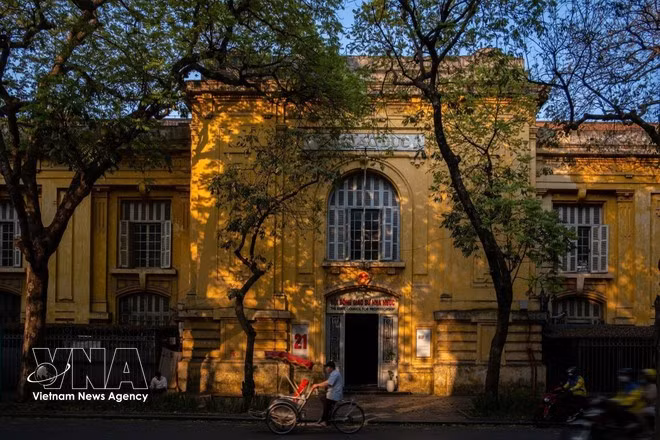 Le soleil d’un après-midi d’automne enveloppe les rues d’une lumière dorée. Photo : VNA.