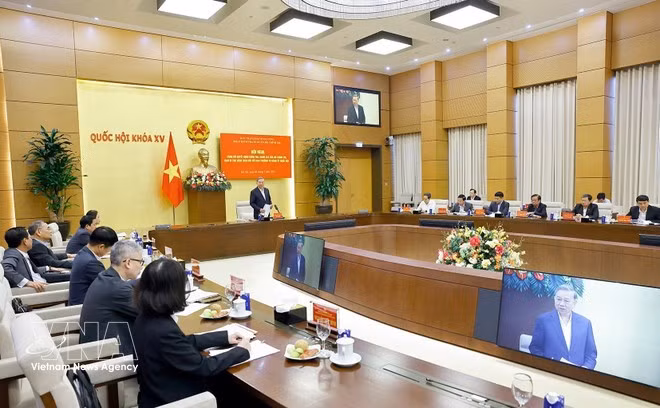 Le secrétaire général To Lam à la réunion pour annoncer la décision d’effectuer des inspections et supervisions en 2026 auprès de la Permanence du Comité du Parti de l’Assemblée nationale. Photo : VNA.
