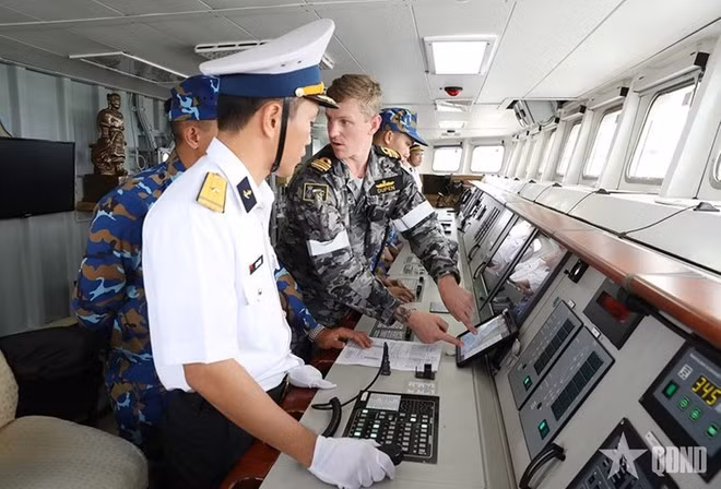 Des pilotes guident le frégate 016-Quang Trung jusqu'à la base navale de Coonawarra. Photo : QĐND.