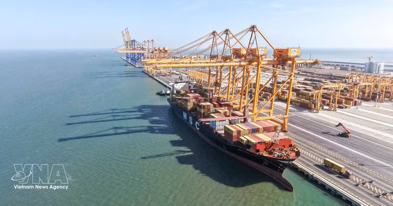 Le premier navire commercial accoste aux quais 3 et 4 du port de Hai Phong. Photo : VNA.
