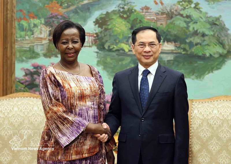Le vice-Premier ministre Bui Thanh Son et Mme Louise Mushikiwabo, secrétaire générale de l'OIF, en visite de travail au Vietnam. Photo : VNA.