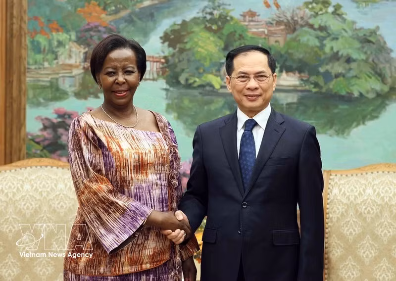 Le vice-Premier ministre Bui Thanh Son et Mme Louise Mushikiwabo, secrétaire générale de l'OIF, en visite de travail au Vietnam. Photo : VNA.