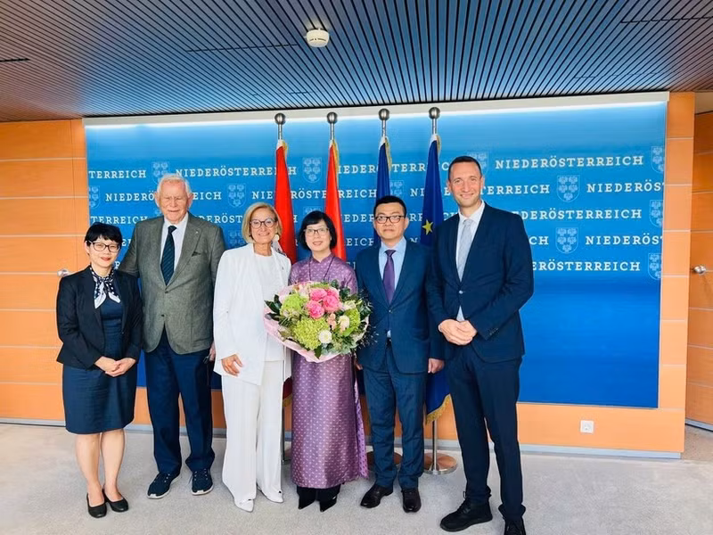 L'ambassadeur du Vietnam en Autriche, Vu Le Thai Hoang (2e de droite à gauche) rend une visite de courtoisie à Johanna Mikl-Leitner, gouverneure de la Basse-Autriche. Photo : VNA.