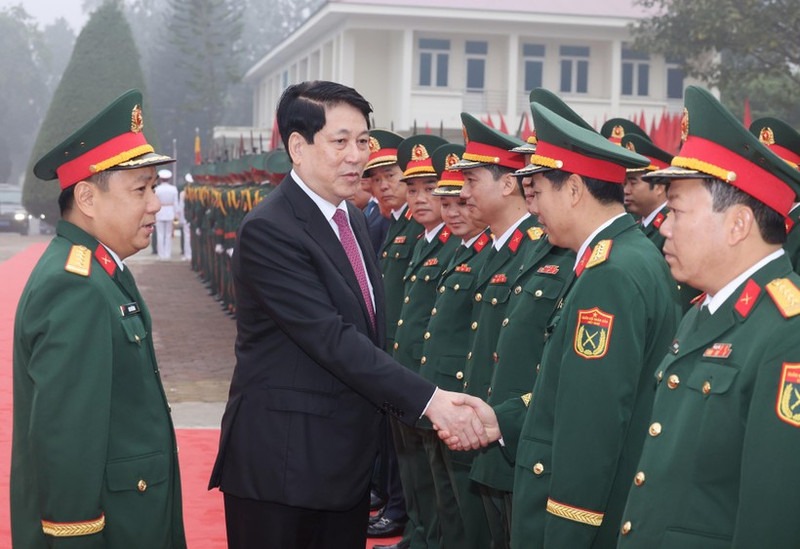 Le président de la République, Luong Cuong, avec les officiers de la Division 316. Photo : VNA.