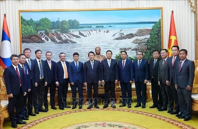 Les deux délégations des ministères vietnamien et lao de la Sécurité publique. Photo : VNA.