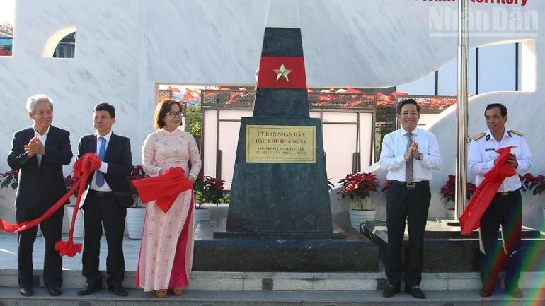 Inauguration de la plaque commémorative du Comité populaire de la zone spéciale de Hoang Sa. Photo : NDEL.