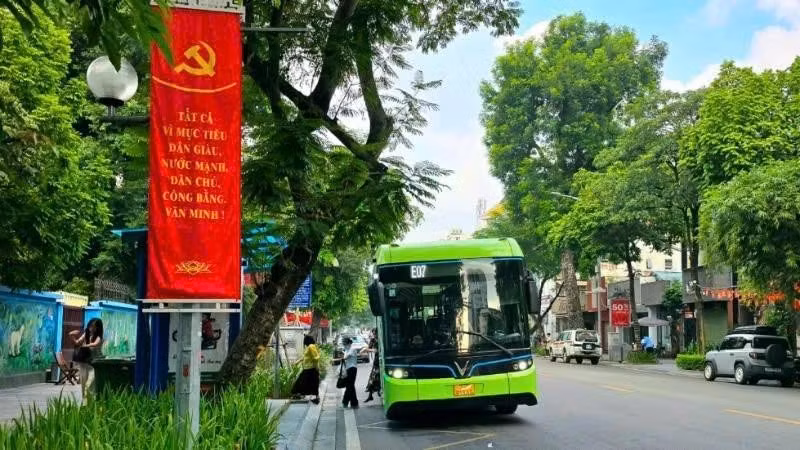 Hanoï lance six nouvelles lignes de bus, reliant directement le centre d'exposition du Vietnam. Photo : NDEL.