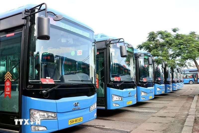 Les passagers bénéficieront d'une réduction de 100% sur les tarifs de bus tous les vendredis de 2026 s'ils paient sans espèces via un portefeuille électronique. Photo : VNA.