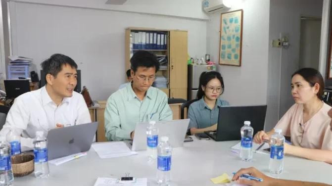 Séance de travail avec le Comité de gestion du port de pêche de Cat Lo. Photo : SGGP.