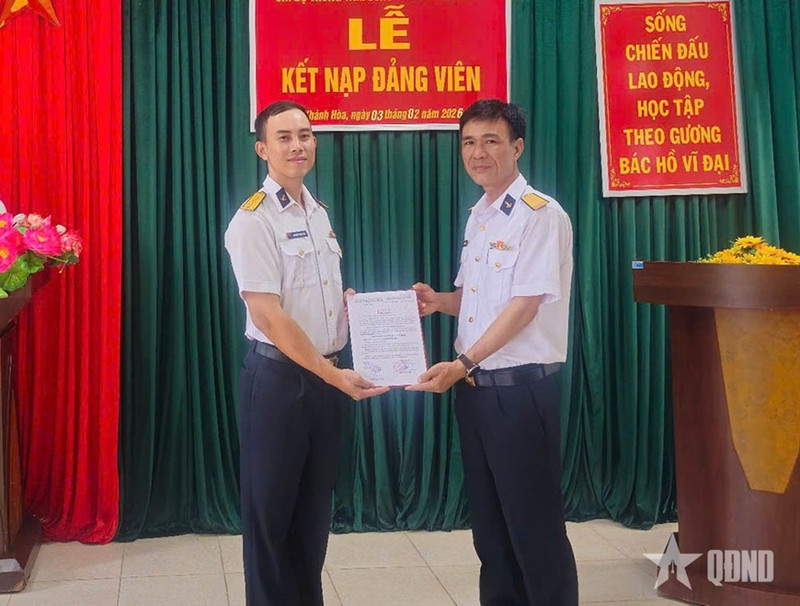 Le camarade Nguyen Thanh Hai (à gauche) reçoit sa décision officielle d’admission au PCV. Photo : QĐND.