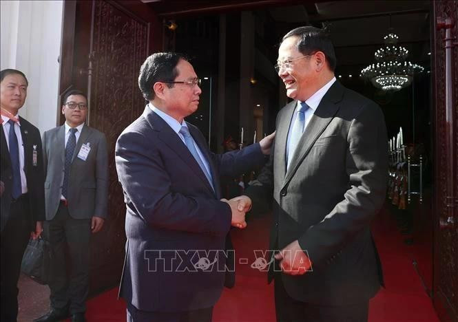 Le Premier ministre Pham Minh Chinh (à gauche) et son homologue lao Sonexay Siphandone. Photo : VNA.