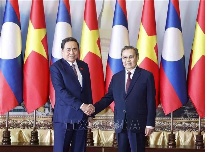 Le président de l’AN Tran Thanh Man (à gauche) et son homologue lao Saysomphone Phomvihane. Photo : VNA.