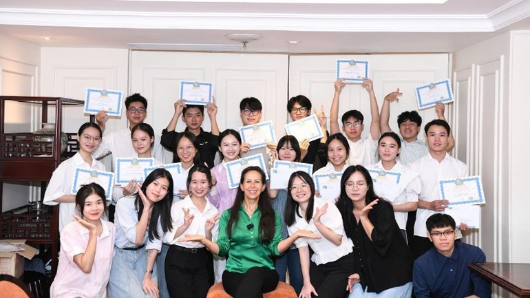Programme de rencontre et d'attribution de bourses du Loan Stiftung Foundation avec des étudiants de la province de Tuyen Quang. Photo : NDEL.