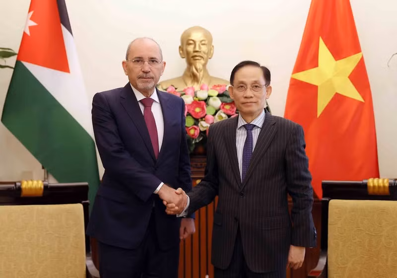 Le ministre vietnamien des Affaires étrangères, Le Hoai Trung (droite), et le vice-Premier ministre et ministre des Affaires étrangères et des Expatriés du Royaume de Jordanie, Ayman Al Safadi. Photo : VNA.