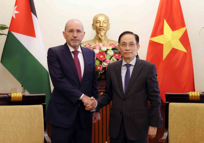 Le ministre vietnamien des Affaires étrangères, Le Hoai Trung (droite), et le vice-Premier ministre et ministre des Affaires étrangères et des Expatriés du Royaume de Jordanie, Ayman Al Safadi. Photo : VNA.