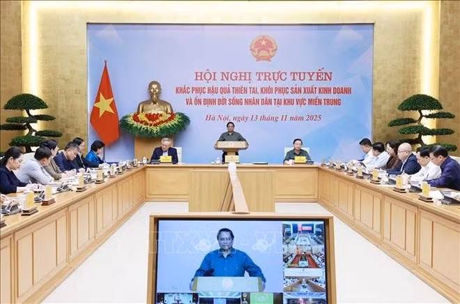 Le Premier ministre préside une réunion sur la reconstruction après les catastrophes naturelles au Centre. Photo : VNA.