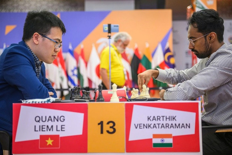 Le grand maître vietnamien Le Quang Liem vient à bout du champion national indien en titre, Karthik Venkataraman, en Inde le 12 novembre. Photo : FIDE.