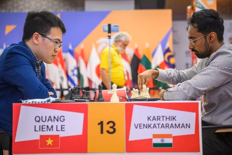 Le grand maître vietnamien Le Quang Liem vient à bout du champion national indien en titre, Karthik Venkataraman, en Inde le 12 novembre. Photo : FIDE.