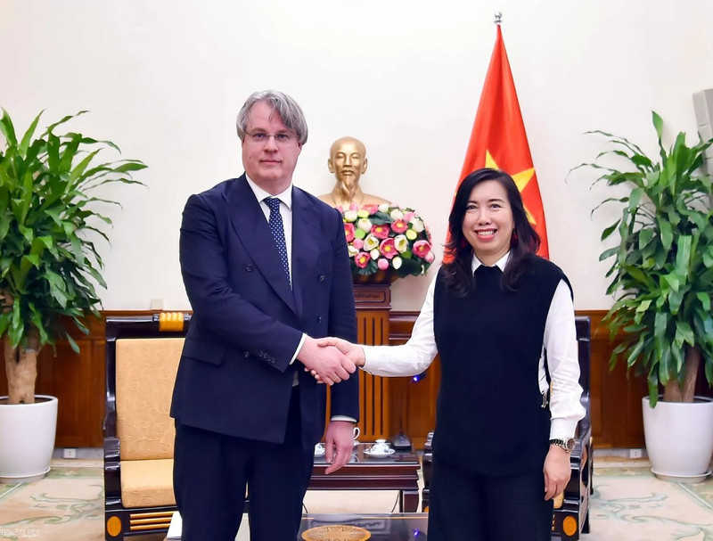 La vice-ministre vietnamienne des Affaires étrangères Le Thi Thu Hang (à droite) et Kirill Logvinov, directeur du Département des organisations internationales du ministère russe des Affaires étrangères. Photo : baoquocte.