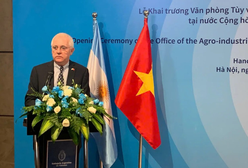 L’ambassadeur d’Argentine au Vietnam, Marcos Bednarski, lors de l’inauguration du Bureau de l’Attaché à l’agro-industrie de l’Argentine au Vietnam, tenue le 1er juillet 2025 à Hanoi. Photo : KTĐT.
