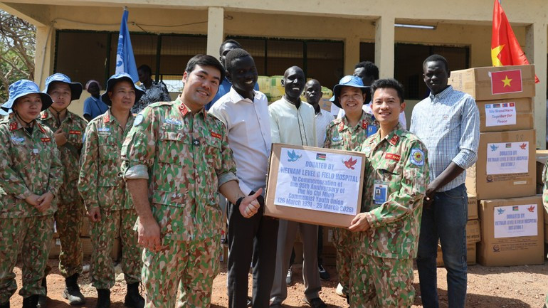 Des jeunes soldats de l’hôpital de campagne de niveau 2 no 7 fournissant des matériels et des équipements à l’hôpital général de Bentiu.