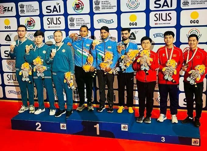Le tireur Pham Quang Huy et ses coéquipiers ont remporté la médaille de bronze pour l'équipe vietnamienne de tir. Photo : SGGP.