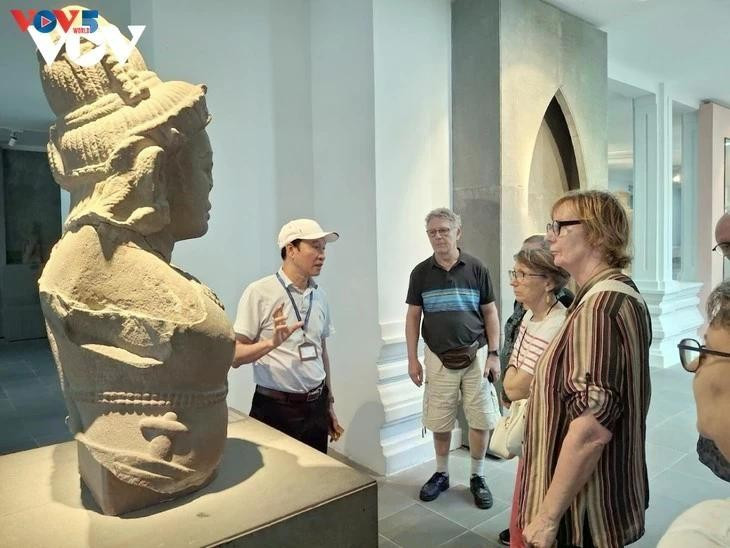 Visiteurs au musée de la sculpture Cham. Photo : VOV.