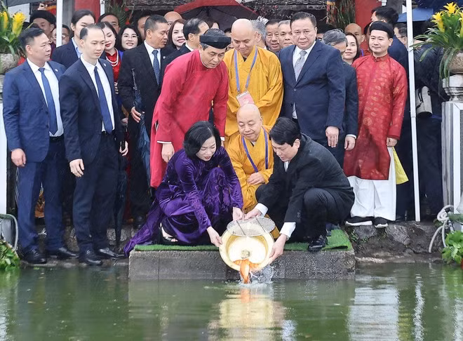Le président Luong Cuong et son épouse lâchent des carpes dans le lac Hoan Kiem. Photo : VNA.