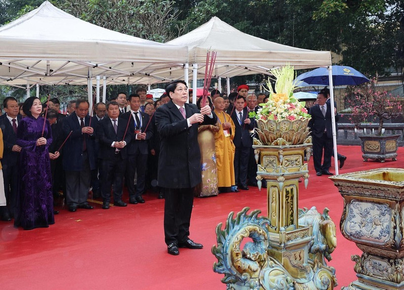 Le président Luong Cuong lors de la cérémonie devant la statue du roi Ly Thai To. Photo : VNA.