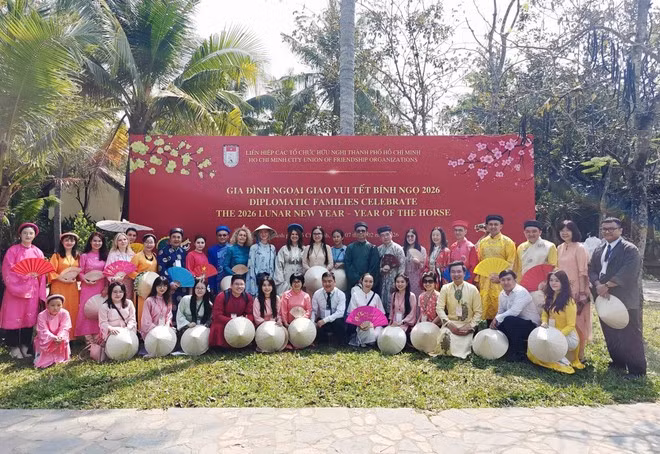 Les cadres et employés des consulats généraux étrangers à Ho Chi Minh-Ville ont vécu une journée d’immersion dans la culture vietnamienne à l’occasion des célébrations du Têt de l’Année du Cheval. Photo : VNA.