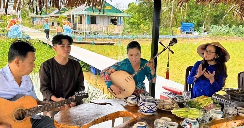 Spectacle de musique folklorique traditionnelle sur le site d'écotourisme et de tourisme rural de Canh Dong Cau Ba. Photo : VNA.