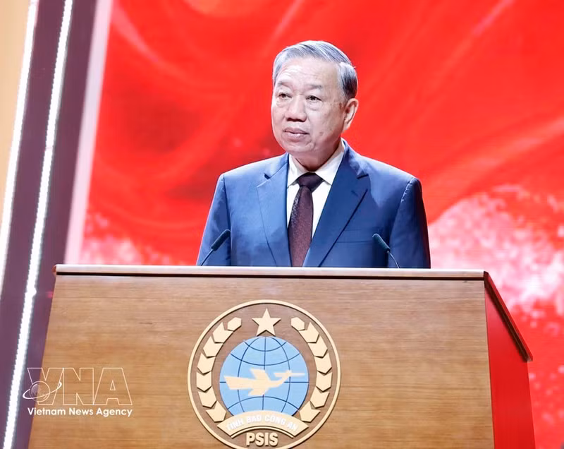 Le secrétaire général du Parti, To Lam, présent à la cérémonie marquant les 80 ans du renseignement de la Police populaire. Photo : VNA.