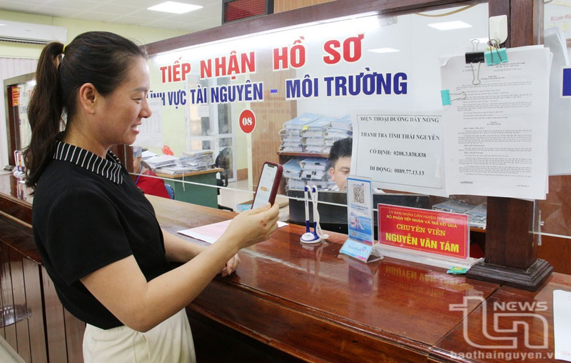 Les citoyens utilisent le paiement sans numéraire pour effectuer leurs démarches administratives à Thai Nguyen. Photo : baothainguyen.