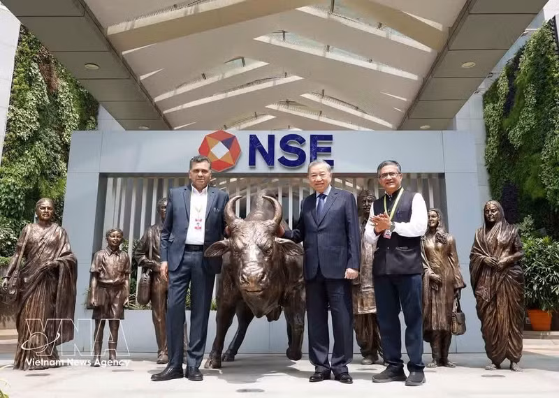 Le secrétaire général et président To Lam pose pour une photo commémorative avec le président-directeur général de la Bourse nationale de l'Inde (NSE) au siège de la NSE. Photo : VNA.