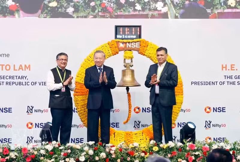 Le dirigeant To Lam fait sonner la cloche à la Bourse nationale d'Inde. Photo : VNA.