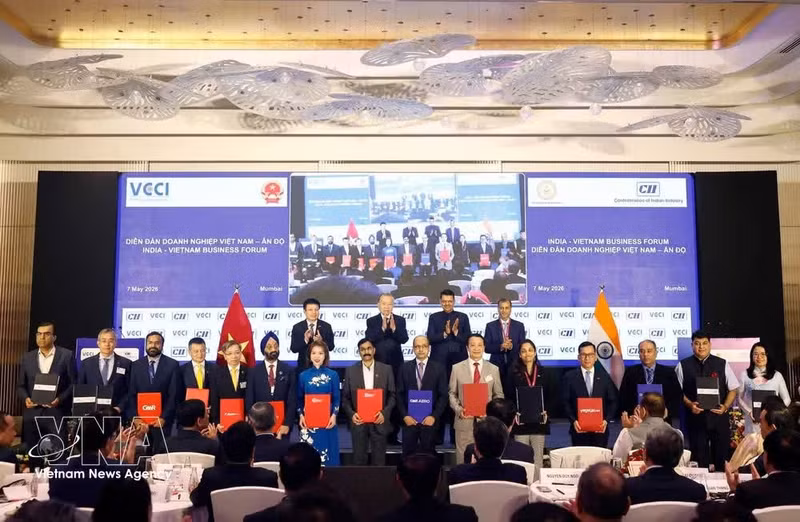 Le secrétaire général du PCV et président du Vietnam, To Lam, et le ministre en chef de l’État du Maharashtra, Devendra Fadnavis, assistent à l'échange d’accords de coopération entre les deux pays. Photo : VNA.