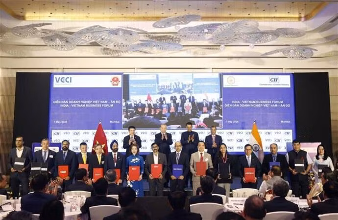 Le secrétaire général du PCV et président du Vietnam, To Lam (2e plan, 2e à gauche), assiste à la cérémonie d’échange d’accords de coopération entre des entreprises vietnamiennes et indiennes. Photo : VNA.