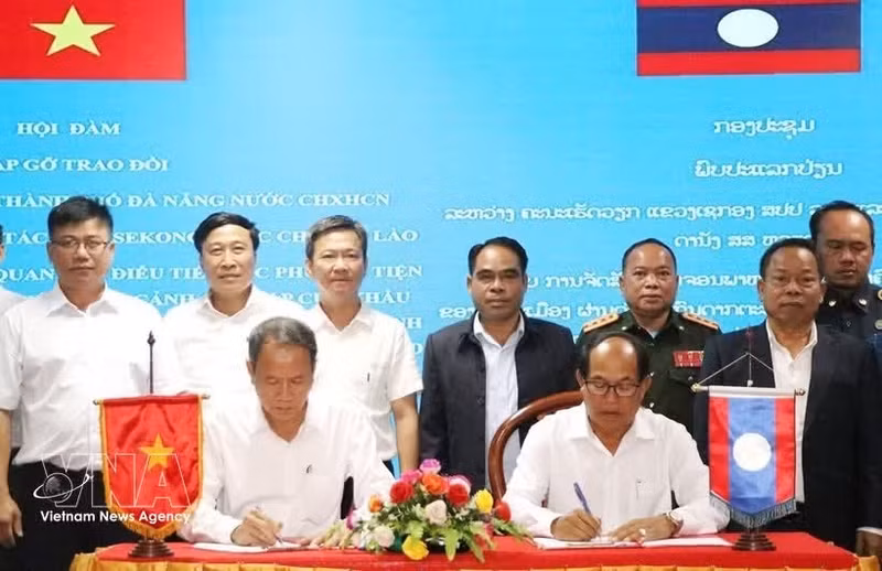 Thieu Viet Dung, chef adjoint du comité de gestion de la zone économique ouverte de Chu Lai, et Khamhou Onmani, directeur du Service des finances de Sékong ont officiellement signé un procès-verbal de travail. Photo : VNA.