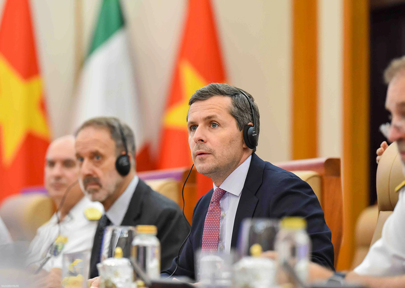 Le secrétaire d’État à la Défense de l’Italie, Matteo Perego di Cremnago lors du dialogue. Photo : baoquocte. 3.png