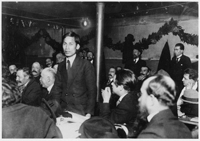 Nguyen Ai Quoc s’exprimant lors du Congrès de Tours du Parti socialiste français, décembre 1920. (Photo d’archive : VNA. image-3-1175.jpg